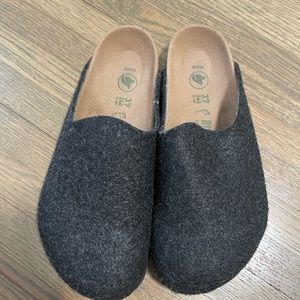 Birkenstock Amsterdam Vegan Wool Felt Clogs
Size 37
